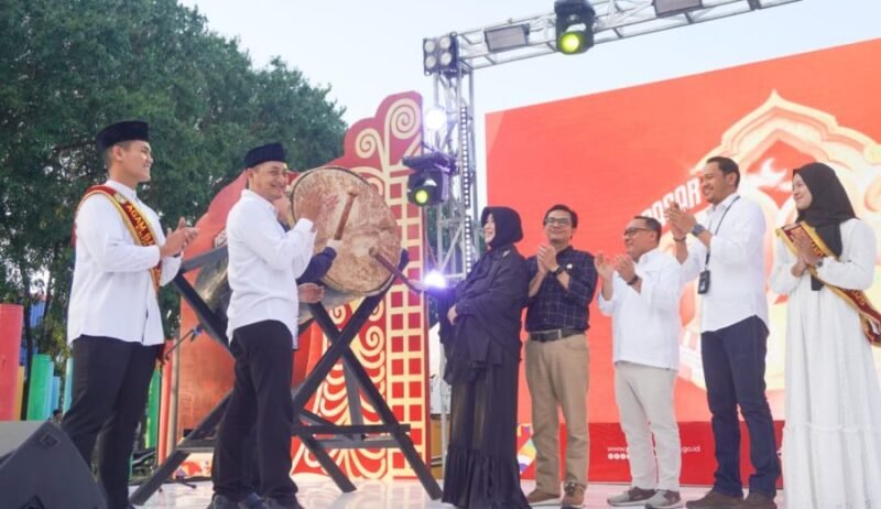 Wali Kota Banda Aceh, Illiza Sa'aduddin Djamal, meresmikan pembukaan Pilot Project Pasar 1001 Malam di Lapangan Eks Hotel Aceh, yang merupakan kolaborasi antara Kemenko PM RI, Pemerintah Aceh, dan Pemko Banda Aceh, Rabu 11/03/2026.