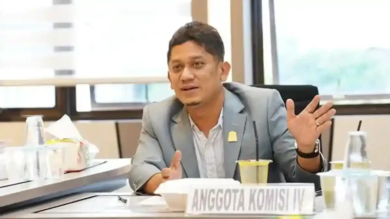 Anggota DPRA dari Fraksi Partai Golkar, Khalid, saat memberikan keterangan terkait potensi ekonomi di sekitar Gerbang Tol Padang Tiji, Rabu (23/3/2026).