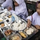 Petugas di salah satu Satuan Pelayanan Pemenuhan Gizi (SPPG) di Banda Aceh sedang menyiapkan porsi makanan segar untuk didistribusikan kepada penerima manfaat, Selasa (31/3/2026).