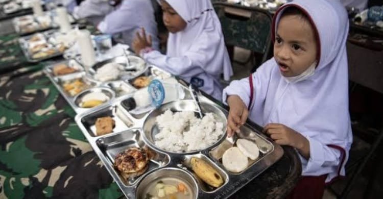 Petugas di salah satu Satuan Pelayanan Pemenuhan Gizi (SPPG) di Banda Aceh sedang menyiapkan porsi makanan segar untuk didistribusikan kepada penerima manfaat, Selasa (31/3/2026).
