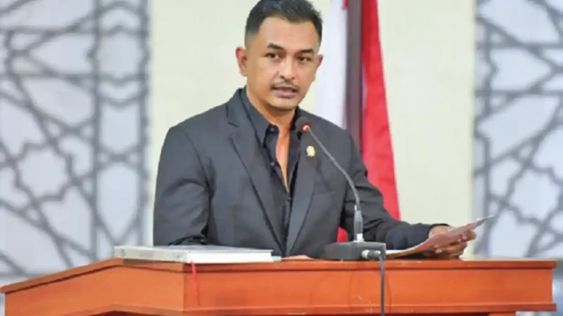 Anggota DPRK Banda Aceh, Teuku Arief Khalifah (Partai Gerindra), desak Pemko Banda Aceh segera buat aturan Zonasi PKL, Jum'at (06/03/2026).