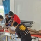 Petugas medis dan warga saat mengevakuasi korban snorkeling, M. Raisul Abrar (18), di kawasan pantai Gampong Iboih, Sabang, Minggu (29/3/2026).