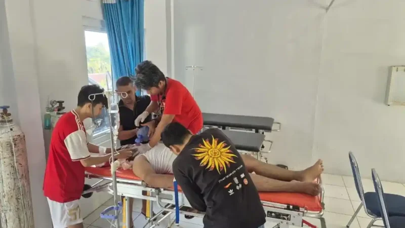 Petugas medis dan warga saat mengevakuasi korban snorkeling, M. Raisul Abrar (18), di kawasan pantai Gampong Iboih, Sabang, Minggu (29/3/2026).