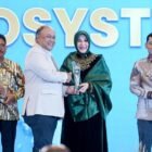 *Keterangan singkat, padat, jelas:*Pemko Banda Aceh raih National Governance Award 2026 sektor health ecosystem di Jakarta, 24/4/2026. Wali Kota Illiza terima predikat _Excellent City in Healthcare Access_ atas program Puskesmas Keliling dan Dokter Masuk Sekolah yang dorong IPM kota ke peringkat 1 nasional.