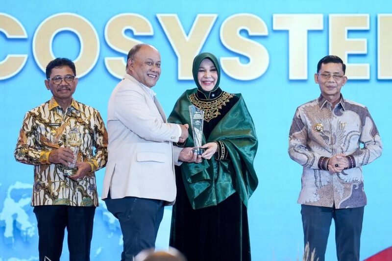 *Keterangan singkat, padat, jelas:*Pemko Banda Aceh raih National Governance Award 2026 sektor health ecosystem di Jakarta, 24/4/2026. Wali Kota Illiza terima predikat _Excellent City in Healthcare Access_ atas program Puskesmas Keliling dan Dokter Masuk Sekolah yang dorong IPM kota ke peringkat 1 nasional.