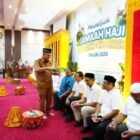 *Keterangan singkat, padat, jelas:*Prosesi peusijuk 18 calon jamaah haji Dinas Pendidikan Aceh digelar di Aula Disdik, Selasa (12/4/2026). Kadis Murthalamuddin pimpin peusijuk dan pesankan jaga ketakwaan sosial serta doakan umat di Tanah Suci.