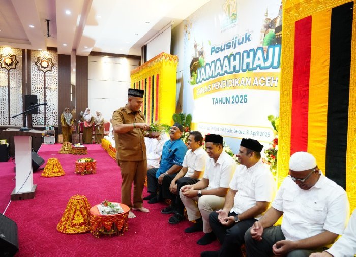 *Keterangan singkat, padat, jelas:*Prosesi peusijuk 18 calon jamaah haji Dinas Pendidikan Aceh digelar di Aula Disdik, Selasa (12/4/2026). Kadis Murthalamuddin pimpin peusijuk dan pesankan jaga ketakwaan sosial serta doakan umat di Tanah Suci.