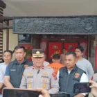Kapolsek Medan Tembung Kompol Ras Maju Tarigan, didampingi Kanit Reskrim Iptu Parulian Sitanggang, menunjukkan tersangka ZE (35) dan barang bukti berupa sebuah obeng saat paparan kasus di Mapolsek Medan Tembung.