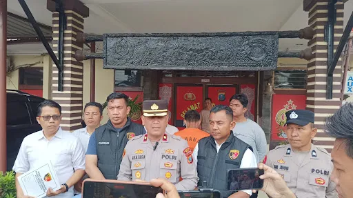 Kapolsek Medan Tembung Kompol Ras Maju Tarigan, didampingi Kanit Reskrim Iptu Parulian Sitanggang, menunjukkan tersangka ZE (35) dan barang bukti berupa sebuah obeng saat paparan kasus di Mapolsek Medan Tembung.