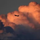 Penampakan awan Cumulonimbus yang mulai menebal di langit Jakarta saat memasuki masa peralihan musim. BMKG mengimbau masyarakat untuk mewaspadai cuaca 