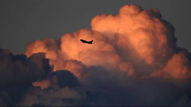 Penampakan awan Cumulonimbus yang mulai menebal di langit Jakarta saat memasuki masa peralihan musim. BMKG mengimbau masyarakat untuk mewaspadai cuaca 