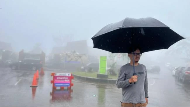 Tangkapan layar kanal cuaca BMKG menunjukkan sebaran wilayah di Indonesia yang berpotensi mengalami hujan lebat dan cuaca ekstrem pada 6-7 April 2026. Masyarakat di wilayah Sumatera, Jawa, hingga Papua diimbau waspada terhadap potensi bencana hidrometeorologi.