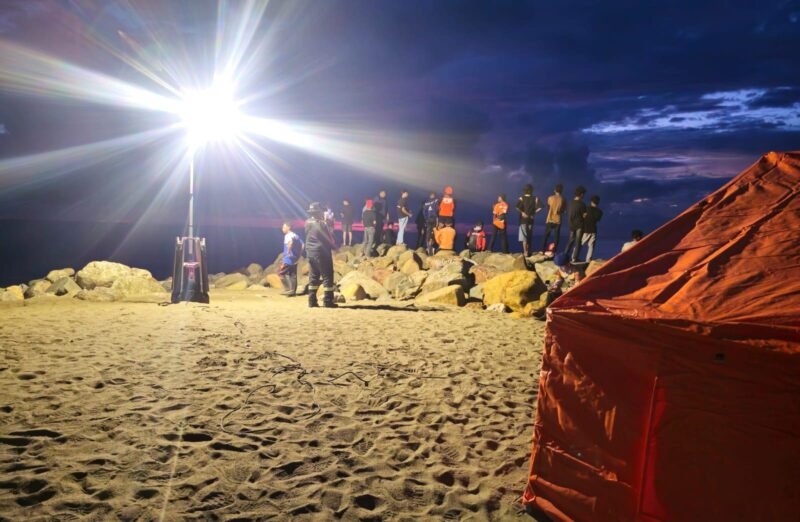 Tim gabungan dari BPBD Aceh Barat, Basarnas, TNI, dan Polri melakukan penyisiran di kawasan Pantai Batee Puteh, Gampong Ujong Kalak, Johan Pahlawan, Minggu (5/4/2026) malam. 