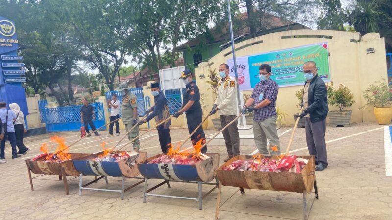 Kepala Bea Cukai Langsa bersama unsur Forkopimda memusnahkan ratusan ribu batang rokok ilegal dengan cara dibakar di Langsa, Kamis (09/04/2026). Sebanyak 545.452 batang rokok tanpa pita cukai senilai Rp1,29 miliar dimusnahkan guna memberikan efek jera dan melindungi penerimaan negara.