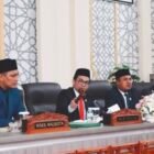 Ketua DPRK Banda Aceh, Irwansyah ST, didampingi Wakil Ketua I Daniel Abdul Wahab dan Wakil Ketua II Dr. Musriadi saat memimpin Rapat Paripurna penyampaian LKPJ Walikota Tahun 2025.