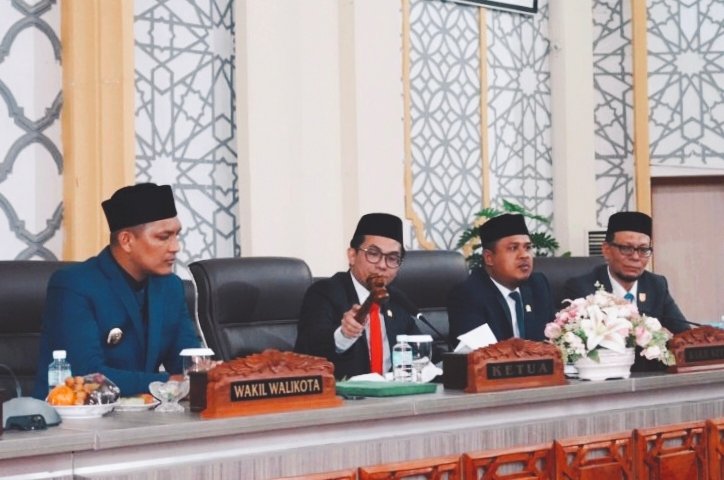 Ketua DPRK Banda Aceh, Irwansyah ST, didampingi Wakil Ketua I Daniel Abdul Wahab dan Wakil Ketua II Dr. Musriadi saat memimpin Rapat Paripurna penyampaian LKPJ Walikota Tahun 2025.