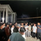 Warga Aceh Besar yang tergabung dalam koordinasi Gampong Jalin, Kecamatan Kota Jantho, Aceh Besar mengultimatum pelaku tambang ilegal agar menghentikan aktivitas dalam tiga hari atau mereka yang akan turun ke lapangan melakukan tindakan tegas. Sikap tegas itu diputuskan pada rapat koordinasi di Gampong Jalin, Sabtu malam, 11 April 2026. (Foto kiriman warga).