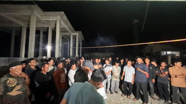 Warga Aceh Besar yang tergabung dalam koordinasi Gampong Jalin, Kecamatan Kota Jantho, Aceh Besar mengultimatum pelaku tambang ilegal agar menghentikan aktivitas dalam tiga hari atau mereka yang akan turun ke lapangan melakukan tindakan tegas. Sikap tegas itu diputuskan pada rapat koordinasi di Gampong Jalin, Sabtu malam, 11 April 2026. (Foto kiriman warga). 