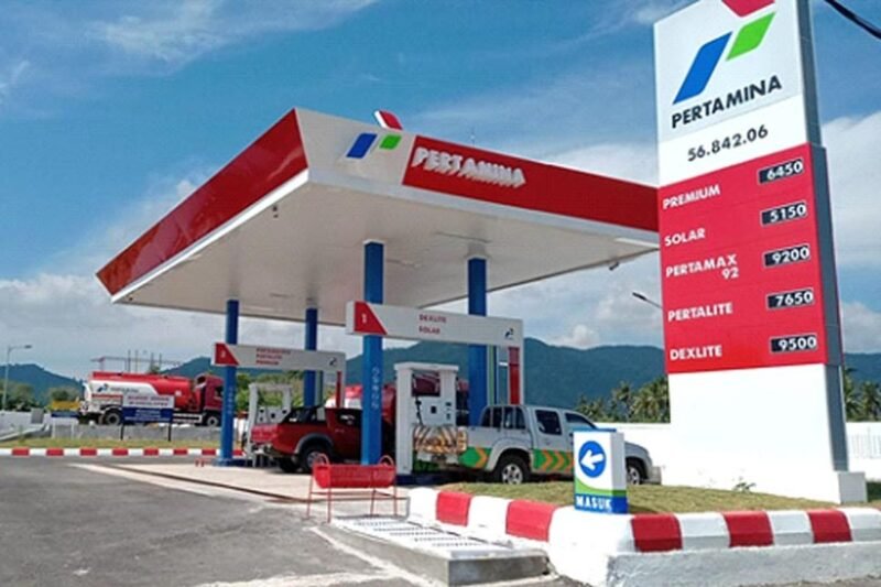 Harga BBM Pertamina stabil per 25/4/2026. Pertalite Rp10.000, Solar Rp6.800. Pertamax Rp12.300-Rp12.900. Menteri ESDM Bahlil sinyalkan potensi naik jika minyak dunia bertahan di 95 dolar AS per barel akibat konflik AS-Iran.