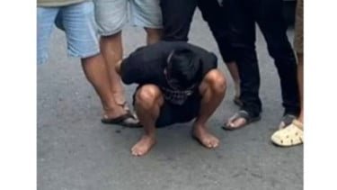 Aparat kepolisian dari Polres Lahat saat melakukan olah Tempat Kejadian Perkara (TKP) di kediaman korban, Desa Karang Dalam, Kecamatan Pulau Pinang. 