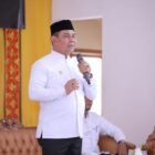Bupati Aceh Besar H. Muharram Idris memberi sambutan saat silaturrahmi dengan kepala sekolah SD dan SMP, se-Aceh Besar di Aula SMPN 3 Ingin Jaya, Rabu (1/4/2026). FOTO/PROKOPIM ACEH BESAR