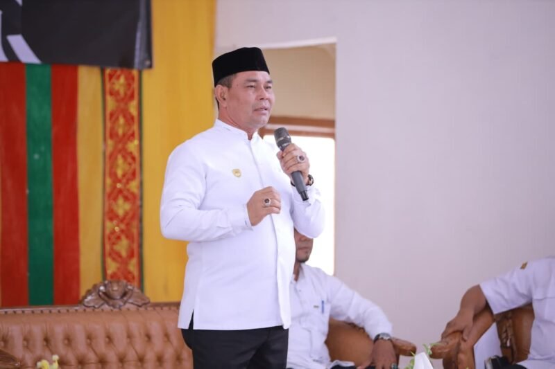 Bupati Aceh Besar H. Muharram Idris memberi sambutan saat silaturrahmi dengan kepala sekolah SD dan SMP, se-Aceh Besar di Aula SMPN 3 Ingin Jaya, Rabu (1/4/2026). FOTO/PROKOPIM ACEH BESAR