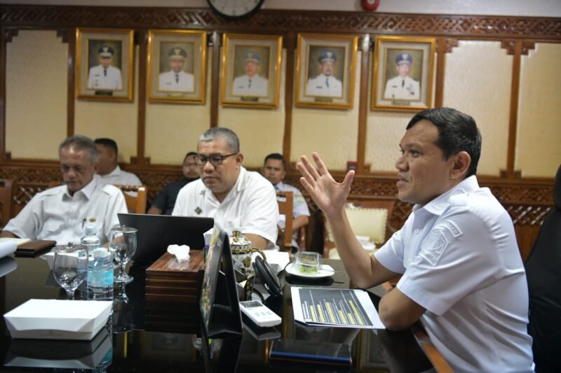 Wakil Gubernur Aceh, Fadhlullah, SE didampingi Asisten Perekonomian dan Pembangunan Sekda Aceh, Ir. T. Robby Irza serta dinas terkait Rapat Tindak lanjut pendataan Tim Verifikasi usulan dan BNBA calon penerima Huntap Kabupaten/ Kota secara zoom virtual musibah Bencana Hidrometeorologi diruang rapat wakil Gubernur Aceh, Rabu (01/04/2026). 