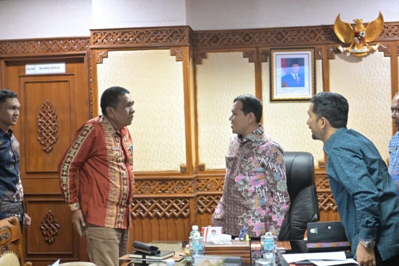 Wakil Gubernur Aceh, Fadlullah SE, dampingi Asisten I Setda Aceh, Syakir, M. Si dan Kepala SKPA terkaiat rapat dengan Wakil Bupati Pidie Jaya, Hasan Basri, S.T., M.M. di ruang Rapat Wagub Banda Aceh, (2/4/2026). 