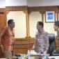 Wakil Gubernur Aceh, Fadlullah SE, dampingi Asisten I Setda Aceh, Syakir, M. Si dan Kepala SKPA terkaiat rapat dengan Wakil Bupati Pidie Jaya, Hasan Basri, S.T., M.M. di ruang Rapat Wagub Banda Aceh, (2/4/2026). 