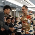 Direktur Compliance & Human Capital BSI, Arief Adhi Sanjaya (tengah), saat memberikan penjelasan mengenai program BSI Scholarship 2026 di Jakarta, Kamis (2/4/2026). 