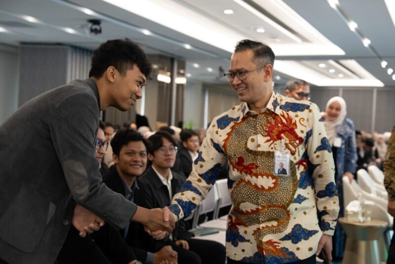 Direktur Compliance & Human Capital BSI, Arief Adhi Sanjaya (tengah), saat memberikan penjelasan mengenai program BSI Scholarship 2026 di Jakarta, Kamis (2/4/2026). 