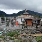 Personel Kodim 0119/Bener Meriah bersama masyarakat bergotong royong membangun fasilitas Mandi, Cuci, Kakus (MCK) di Dusun Uning Gelime, Desa Wih Pesam, Rabu (1/4/2026).