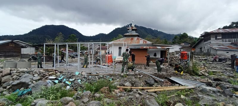 Personel Kodim 0119/Bener Meriah bersama masyarakat bergotong royong membangun fasilitas Mandi, Cuci, Kakus (MCK) di Dusun Uning Gelime, Desa Wih Pesam, Rabu (1/4/2026).