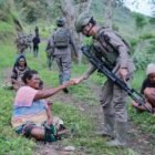 Personel gabungan Satgas Operasi Damai Cartenz 2026 melakukan patroli taktis menyusuri jalur rawan di Distrik Ilaga, Kabupaten Puncak, Papua Tengah, Rabu (1/4/2026).