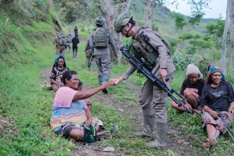 Personel gabungan Satgas Operasi Damai Cartenz 2026 melakukan patroli taktis menyusuri jalur rawan di Distrik Ilaga, Kabupaten Puncak, Papua Tengah, Rabu (1/4/2026).