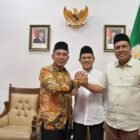 Wakil Gubernur Aceh, Fadhlullah (tengah), memediasi pertemuan antara Bupati Pidie Jaya, Sibral Malasyi, dan Wakil Bupati Hasan Basri di Rumah Dinas Wagub Aceh, Banda Aceh, Kamis malam (2/4/2026).