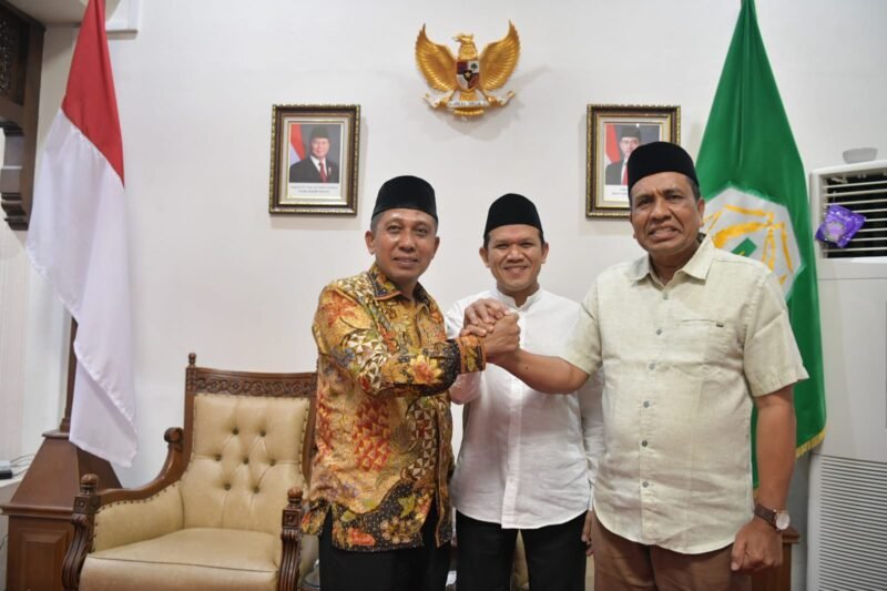 Wakil Gubernur Aceh, Fadhlullah (tengah), memediasi pertemuan antara Bupati Pidie Jaya, Sibral Malasyi, dan Wakil Bupati Hasan Basri di Rumah Dinas Wagub Aceh, Banda Aceh, Kamis malam (2/4/2026).