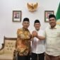 Wakil Gubernur Aceh, Fadhlullah (tengah), memediasi pertemuan antara Bupati Pidie Jaya, Sibral Malasyi, dan Wakil Bupati Hasan Basri di Rumah Dinas Wagub Aceh, Banda Aceh, Kamis malam (2/4/2026).