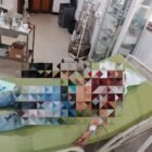 Sejumlah personel Satgas Operasi Damai Cartenz-2026 melakukan pengamanan di RSUD Paniai saat proses evakuasi dan penanganan medis korban kekerasan yang terjadi di Kali Enaro, Distrik Paniai Timur, Kamis (2/4/2026). Satgas memastikan proses hukum berjalan tegas dan patroli keamanan akan ditingkatkan di wilayah tersebut.