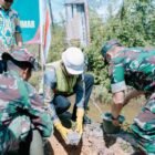 Bupati Aceh Selatan H. Mirwan MS bersama Dandim 0107/Aceh Selatan Letkol Inf Andrino D.N. Lubis melakukan peletakan batu pertama pembangunan Jembatan Armco di Desa Pasi Rasian, Kecamatan Pasi Raja, Kamis (02/04/2026).