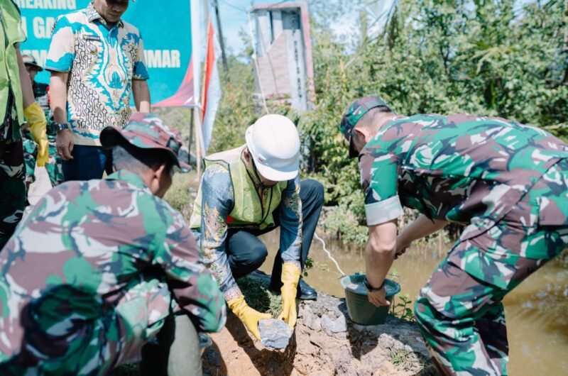 Bupati Aceh Selatan H. Mirwan MS bersama Dandim 0107/Aceh Selatan Letkol Inf Andrino D.N. Lubis melakukan peletakan batu pertama pembangunan Jembatan Armco di Desa Pasi Rasian, Kecamatan Pasi Raja, Kamis (02/04/2026).