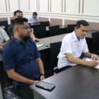 Rektor Universitas Syiah Kuala (USK), Prof. Dr. Mirza Tabrani (kiri), saat memberikan apresiasi atas langkah Wakil Gubernur Aceh, Fadhlullah (kanan), yang memilih melanjutkan studi di Program Magister Manajemen FEB USK guna meningkatkan kapasitas manajerial di tengah tugas pemerintahan.