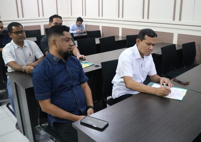 Rektor Universitas Syiah Kuala (USK), Prof. Dr. Mirza Tabrani (kiri), saat memberikan apresiasi atas langkah Wakil Gubernur Aceh, Fadhlullah (kanan), yang memilih melanjutkan studi di Program Magister Manajemen FEB USK guna meningkatkan kapasitas manajerial di tengah tugas pemerintahan.