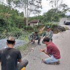 Prajurit Koramil 05/Permata bersama masyarakat bergotong royong memasang beronjong di titik rawan longsor Kecamatan Bener Kelipah, Bener Meriah, Jumat (03/04/2026).