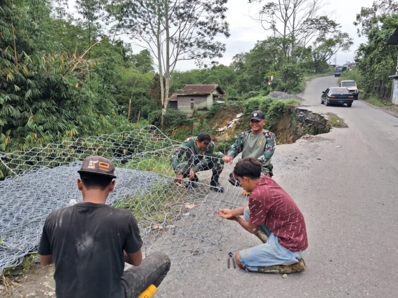 Prajurit Koramil 05/Permata bersama masyarakat bergotong royong memasang beronjong di titik rawan longsor Kecamatan Bener Kelipah, Bener Meriah, Jumat (03/04/2026).
