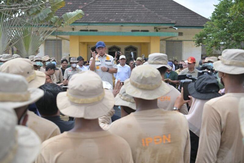Wakil Gubernur Aceh, Fadlullah mendampingi Menteri Dalam Negeri, Tito Karnavian pelaksanaan Apel Pembukaan Praja IPDN Dan ASN Kementrian Dlam Negeri gelombang Ke III di Lapangan Dapur Umum Satgas ( Halaman Dinas PU) Aceh Tamiang, (4/4/2026).