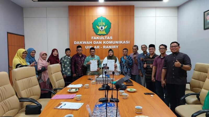 FDK UIN Ar-Raniry, Prof. Dr. Kusmawati Hatta, dan Kepala Kantor Kemenhaj Kota Banda Aceh, Dr. M. Iqbal, melakukan penandatanganan Memorandum of Agreement (MoA) di Ruang Sidang Dekan FDK, Kamis (2/4/2026).