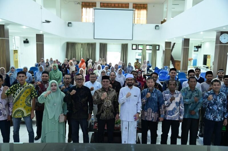 Bupati Aceh Besar H Muharram Idris (Syech Muharram), menyampaikan sambutannya pada rapat kerja bersama MKKS SMP Aceh Besar, di Aula Kantor MPU Aceh, Kecamatan Darul Imarah, Kabupaten Aceh Besar, Sabtu (4/4/2026). FOTO/ MC ACEH BESAR