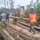 Sejumlah personel TNI dari Kodim 0107/Aceh Selatan bersama warga setempat bergotong royong melakukan pembongkaran jembatan lama di Desa Raket, Kecamatan Trumon, Jumat (03/04/2026).