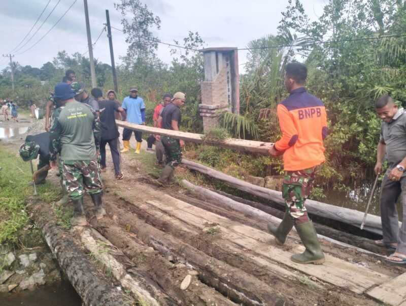 Sejumlah personel TNI dari Kodim 0107/Aceh Selatan bersama warga setempat bergotong royong melakukan pembongkaran jembatan lama di Desa Raket, Kecamatan Trumon, Jumat (03/04/2026).